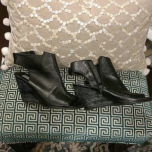 Black wedged peep toes